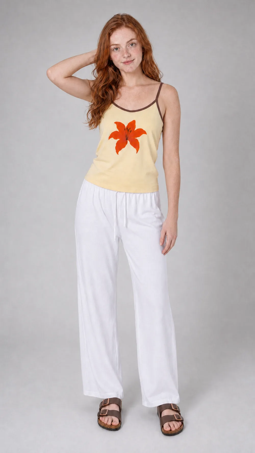 KI-generiertes On-Model-Bild: Model in gelbem Top mit Blumenprint und weisser Hose