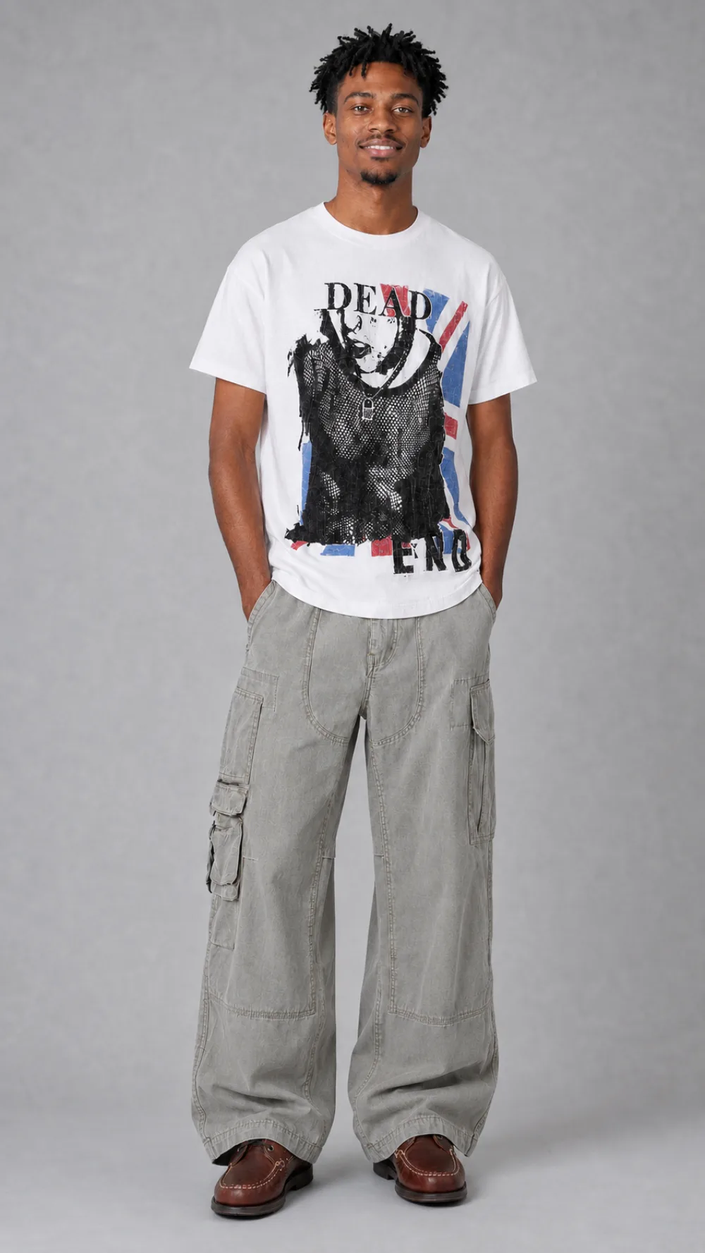 KI-generiertes On-Model-Bild: Model in bedrucktem T-Shirt und weiter Cargohose