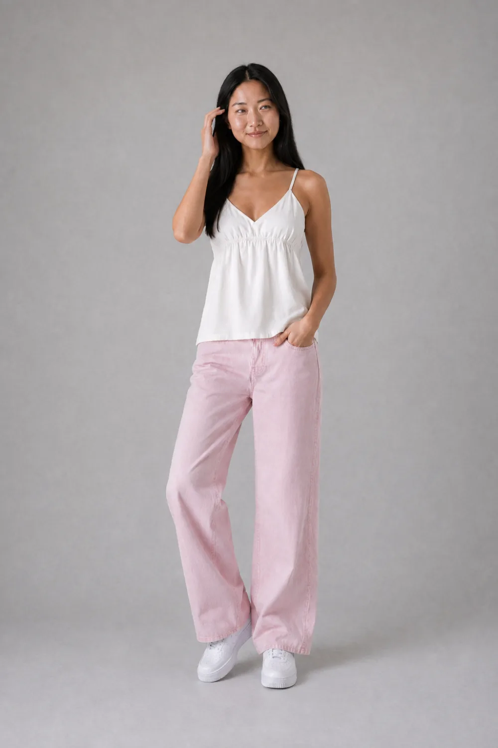 KI-generiertes On-Model-Bild: Model in weissem Traegertop und rosa Wide-Leg-Jeans