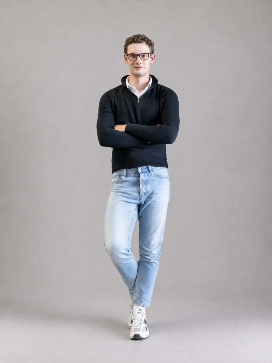 KI-generiertes On-Model-Bild von Fabian Leuthe in dunklem Pullover und heller Jeans
