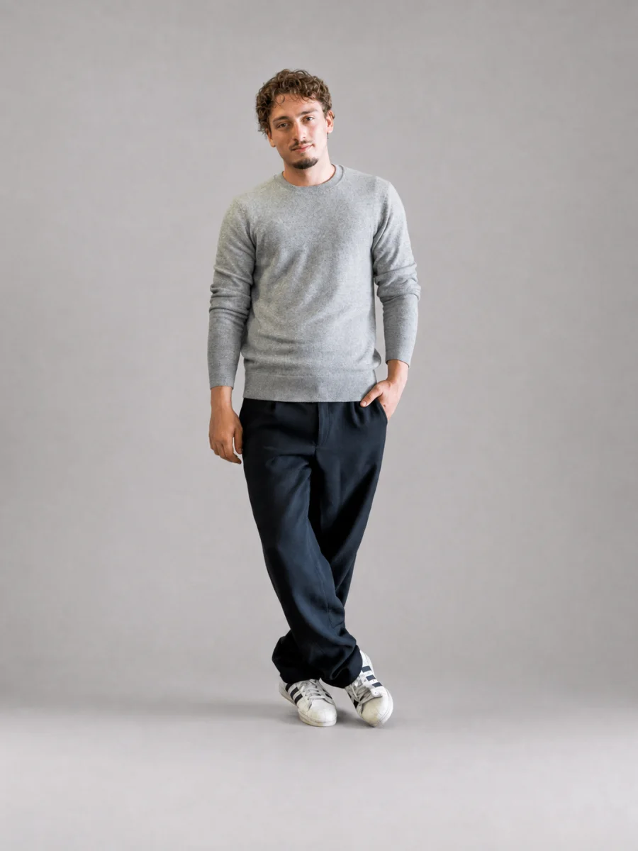 KI-generiertes On-Model-Bild von Leonard Warda in grauem Pullover und dunkler Hose