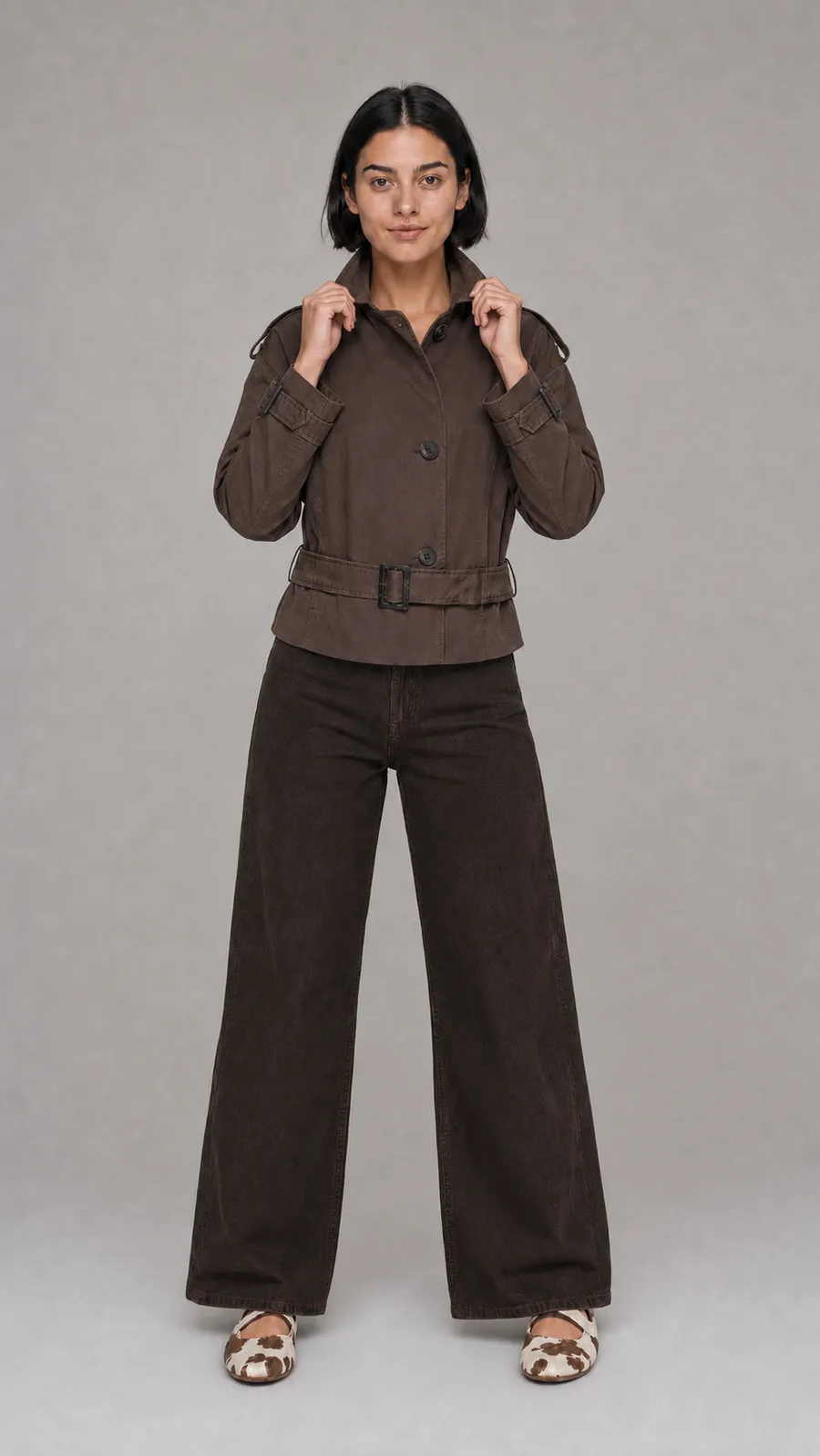 KI-generiertes On-Model-Bild: Model in brauner Gürteljacke und dunkler Wide-Leg-Jeans