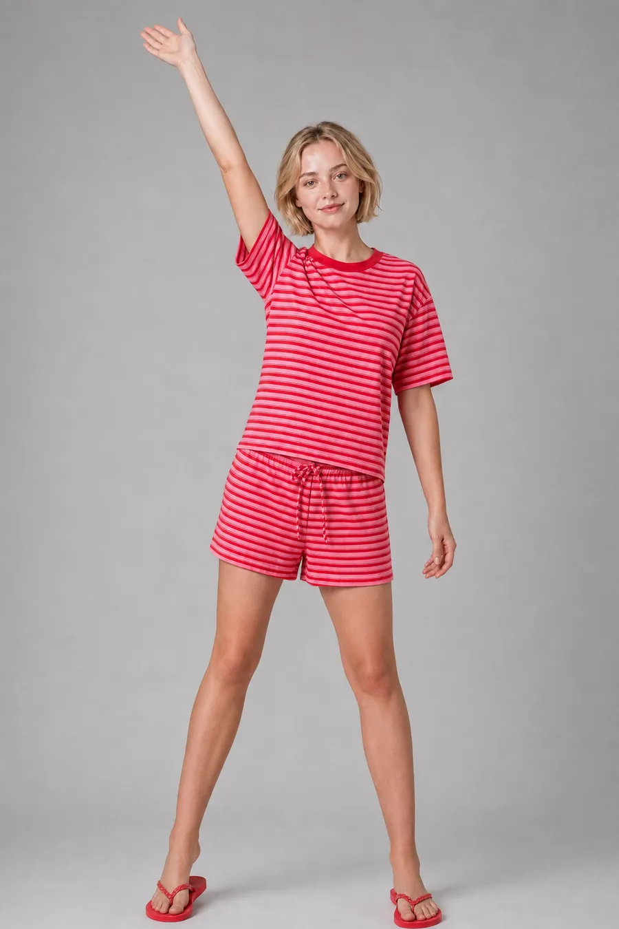 KI-generiertes On-Model-Bild: Model in rot gestreiftem Shirt-und-Shorts-Set