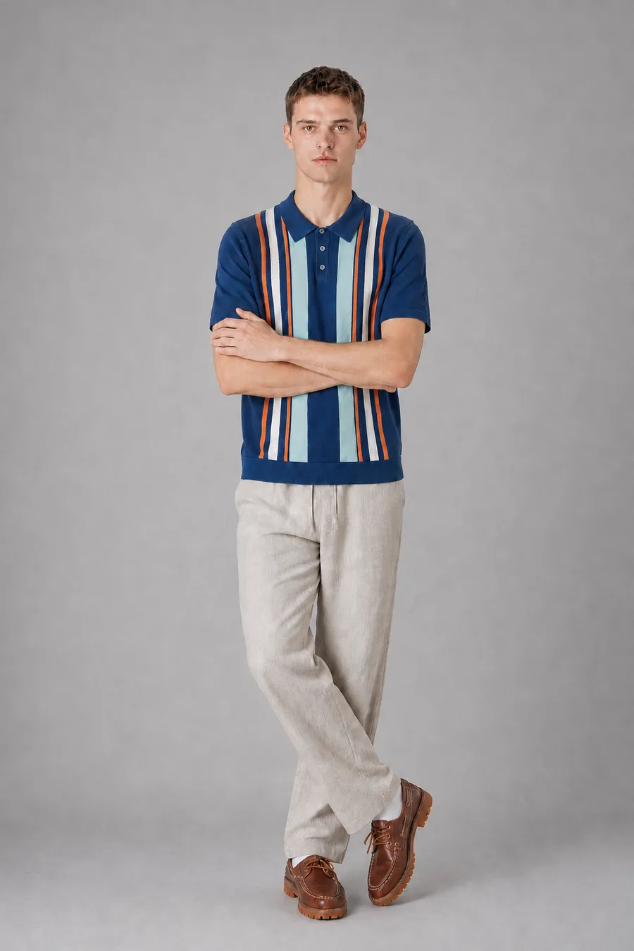 KI-generiertes On-Model-Bild: Model in gestreiftem Strickpolo und heller Leinenhose