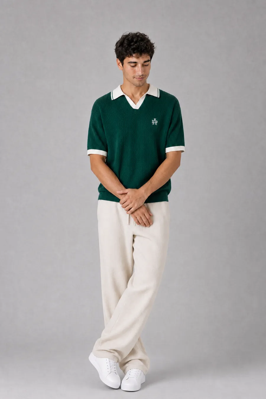 KI-generiertes On-Model-Bild: Model in grünem Polohemd und beiger Hose
